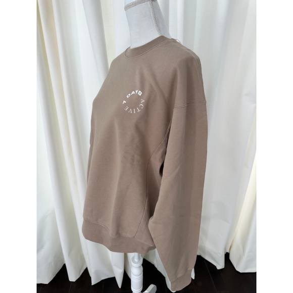 7 Days Active Women's Monday Sweatshirt in Dune, Size Small NWT - Picture 4 of 9